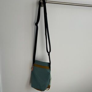 Lululemon small bucket bag